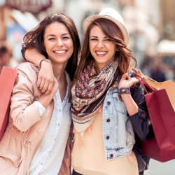 Young trendy women shopping in the city. jeunes femmes faisant du shopping, prestation accompagnement shopping